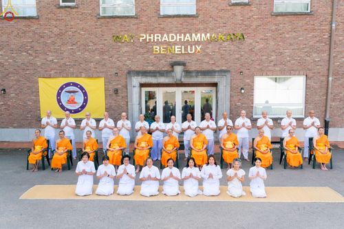 ภาพ No.83341:พิธีตัดปอยผมธรรมทายาทและฝากตัวเป็นศิษย์ ในโครงการอบรมพระธรรมทายาททวีปยุโรป รุ่นที่ 9 วันพุธที่ 12 มิถุนายน พ.ศ. 2566 ณ วัดพระธรรมกายเบเนลักซ์ ประเทศเบลเยี่ยม