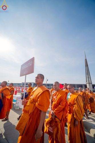 ภาพ No.221545:วันอังคารที่ 22 เมษายน พ.ศ. 2568 ภาพพิธีถวายมหาสังฆทานคณะสงฆ์ 40,000 กว่าวัดทั่วประเทศ เนื่องในวันคุ้มครองโลก ชุดที่ 2 (ปลื้มให้สมการรอคอย) ณ ลานธรรมพระมหาธรรมกายเจดีย์ วัดพระธรรมกาย