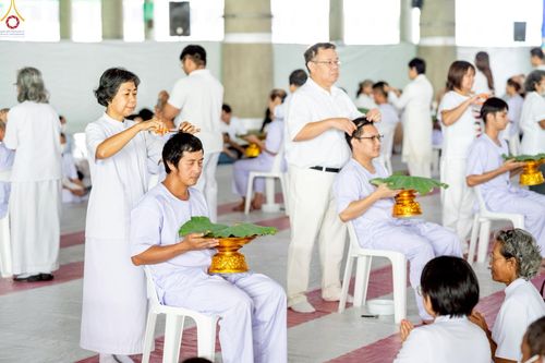 ภาพ No.248585:วันที่ 28 กันยายน พ.ศ. 2568 พิธีตัดปอยผม และปลงผม โครงการอุปสมบทบูชาธรรม 141 ปี พระมงคลเทพมุนี ณ วิหารคด วัดพระธรรมกาย