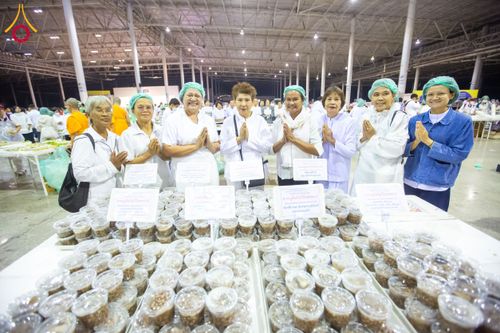 ภาพ No.203181:พิธีถวายภัตตาหารเป็นสังฆทาน แด่พระธรรมยาตรา ณ วัดพระธรรมกาย ตำบลคลองสาม อำเภอคลองหลวง จังหวัดปทุมธานี ในโครงการธรรมยาตรา กตัญญูบูชา มหาปูชนียาจารย์ พระมงคลเทพมุนี(สด จนฺทสโร) พระผู้ปราบมาร อนุสรณ์สถาน 7 แห่ง ปีที่ 13 วันที่ 29 มกราคม พ.ศ. 2568