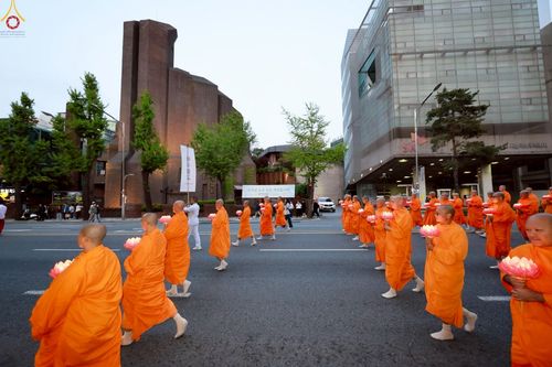 ภาพ No.229543:วันเสาร์ที่ 26 เมษายน พ.ศ. 2568 คณะพระภิกษุสามเณรในโครงการบรรพชาหมู่ 81 รูป  วัดภาวนาโซล ประเทศเกาหลีใต้ ได้ร่วมกับคณะสาธุชนคนไทยในเกาหลีใต้  ร่วมกันเดินขบวนอัญเชิญโคมดอกบัว  เพื่อบูชาแด่องค์สมเด็จพระสัมมาสัมพุทธเจ้า  ในงานเทศกาลวิสาขบูชานานาชาติ ประจำปี