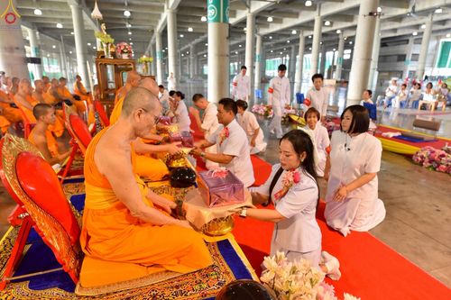 ภาพ No.246594:วันที่ 14 กันยายน พ.ศ. 2568 พิธีตักบาตรฉลองพระใหม่ ในโครงการอุปสมบทหมู่บูชาธรรม ครบรอบ108ปี วันครูผู้ค้นพบวิชชาธรรมกาย ณ วิหารคด วัดพระธรรมกาย