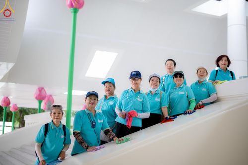 ภาพ No.145941:ชมรมจิตอาสาอนุรักษ์สิ่งแวดล้อม รับบุญทำความสะอาดบริเวณโบสถ์พระไตรปิฎก วัดพระธรรมกาย จ.ปทุมธานี วันที่ 25 กรกฎาคม พ.ศ. 2567