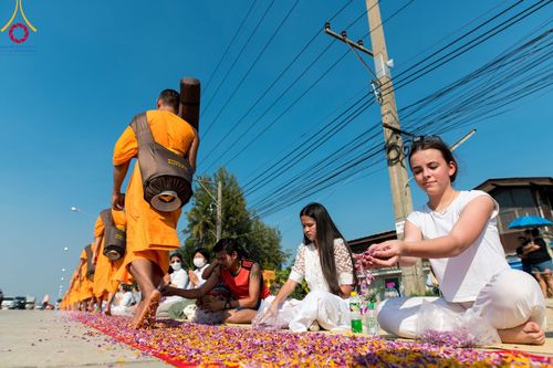 ภาพ No.107846:พิธีต้อนรับพระธรรมยาตรา ในโครงการธรรมยาตรากตัญญูบูชา มหาปูชนียาจารย์ พระมงคลเทพมุนี(สด จนฺทสโร) พระผู้ปราบมาร อนุสรณ์สถาน 7 แห่ง ปีที่ 12 วันที่ 7 มกราคม พ.ศ. 2567 ณ อนุสรณ์สถานคลองบางนางแท่น  อ.สามพราน จ.นครปฐม
