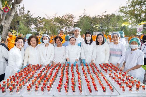 ภาพ No.194888:พิธีถวายภัตตาหารเป็นสังฆทาน แด่พระธรรมยาตรา ณ อนุสรณ์สถานมหาวิหารพระมงคลเทพมุนี (โลตัสแลนด์) อ.สองพี่น้อง จ.สุพรรณบุรี ในโครงการธรรมยาตรา กตัญญูบูชา มหาปูชนียาจารย์ พระมงคลเทพมุนี(สด จนฺทสโร) พระผู้ปราบมาร แห่ง ปีที่ 13 วันที่ 14 มกราคม พ.ศ.2568