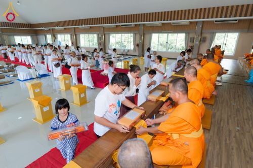 ภาพ No.171449:พิธีทอดกฐิน ณ ศูนย์พนมสารคาม ฉะเชิงเทรา ในโครงการกฐินสามัคคีทั่วไทย 30,000 วัด บูชาธรรม 80 ปี หลวงพ่อธัมมชโย โดยคณะศิษยานุศิษย์วัดพระธรรมกาย วันที่ 26 ตุลาคม พ.ศ. 2567