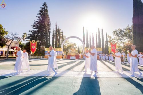 ภาพ No.252222:วันที่ 4-5 ตุลาคม พ.ศ. 2568  วัดพระธรรมกายแคลิฟอร์เนีย ประเทศสหรัฐอเมริกา ได้จัดพิธีตัดปอยผม โดยคณะสงฆ์ ญาติ ๆ และสาธุชน ให้กับนาคธรรมทายาท 8 ท่าน และได้จัดพิธีบรรพชา-อุปสมบท ฉลองพิธีทอดกฐินบรมจักรพรรดิ สร้างอุโบสถ 82 ปี บูชาธรรมหลวงพ่อธัมมชโย