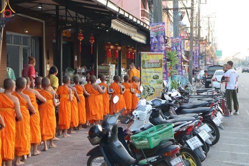 ภาพ No.61055:สามเณรออกบิณฑบาต และกิจกรรมอบรมสามเณร ในโครงการบรรพชาสามเณรฟื้นฟู พระพุทธศาสนาทั่วไทย ณ ศูนย์อบรมที่พักสงฆ์บ้านร่มเย็น จ.นราธิวาส วันที่ 2-15 เมษายน พ.ศ. 2567