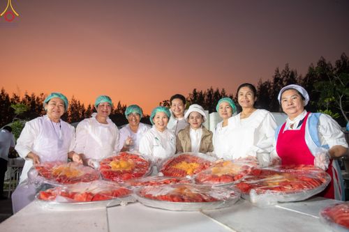 ภาพ No.190451:สาธุชนถวายภัตตาหารเป็นสังฆทาน แด่พระธรรมยาตรา ณ อนุสรณ์สถานมหาวิหารพระมงคลเทพมุนี (โลตัสแลนด์) อ.สองพี่น้อง จ.สุพรรณบุรี ในโครงการธรรมยาตรา กตัญญูบูชา มหาปูชนียาจารย์ พระมงคลเทพมุนี(สด จนฺทสโร) พระผู้ปราบมาร แห่ง ปีที่ 13 วันที่ 7 มกราคม พ.ศ.2568