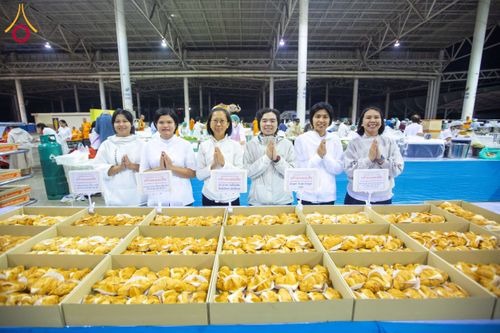 ภาพ No.203658:พิธีถวายภัตตาหารเป็นสังฆทาน แด่พระธรรมยาตรา ณ วัดพระธรรมกาย ตำบลคลองสาม อำเภอคลองหลวง จังหวัดปทุมธานี ในโครงการธรรมยาตรา กตัญญูบูชา มหาปูชนียาจารย์ พระมงคลเทพมุนี(สด จนฺทสโร) พระผู้ปราบมาร อนุสรณ์สถาน 7 แห่ง ปีที่ 13 วันที่ 30 มกราคม พ.ศ. 2568