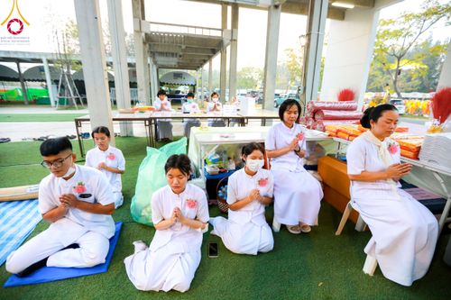 ภาพ No.110990:พิธีถวายภัตตาหารเป็นสังฆทาน แด่คณะพระธรรมยาตราฯ ในโครงการธรรมยาตรา กตัญญูบูชา มหาปูชนียาจารย์ พระมงคลเทพมุนี(สด จนฺทสโร) พระผู้ปราบมาร อนุสรณ์สถาน 7 แห่ง ปีที่ 12 วันที่ 13 มกราคม พ.ศ. 2567 ณ อนุสรณ์สถานมหาวิหารพระมงคลเทพมุนี  (โลตัสแลนด์) อ.สองพี่น้อง จ