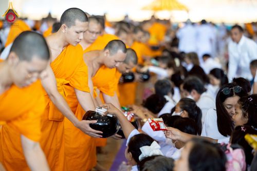 ภาพ No.232005:วันอาทิตย์ที่ 6 กรกฏาคม พ.ศ. 2568 พิธีตักบาตร ข้าวสารอาหารแห้ง  พิธีบูชาข้าวพระ สัมมนาพิเศษราชเหล็ก ณ สภาธรรมกายสากล วัดพระธรรมกาย