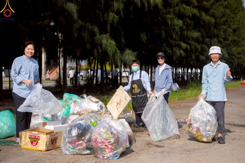 ภาพ No.220450:วันที่ 23-25 เมษายน พ.ศ. 2568 เจ้าหน้าที่และสาธุชนช่วยกัน รับบุญเก็บงานวันคุ้มครองโลก ณ วัดพระธรรมกาย