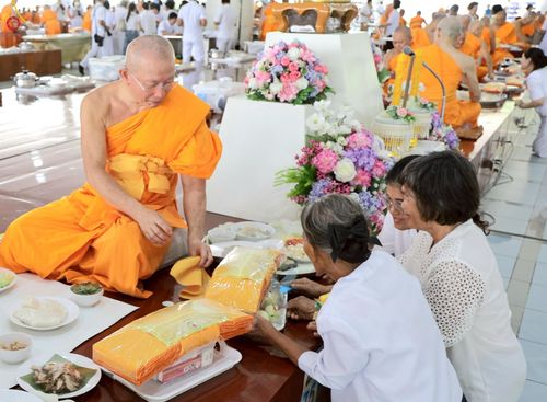 ภาพ No.226897:วันเสาร์ที่ 31 พฤษภาคม พ.ศ. 2568 พิธีถวายภัตตาหารเมนูสวรรค์ "เพื่อการบรรลุธรรม" ณ หอฉันคุณยายอาจารย์ วัดพระธรรมกาย