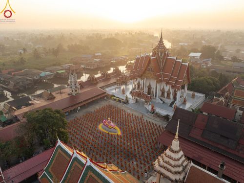 ภาพ No.197624:พิธีตักบาตรพระธรรมยาตรา ณ อนุสรณ์สถานลำดับที่ 4 สถานที่เกิดด้วยกายธรรม วัดโบสถ์(บน) ต.บางคูเวียง จ.นนทบุรี ในโครงการธรรมยาตรา กตัญญูบูชา มหาปูชนียาจารย์ พระมงคลเทพมุนี(สด จนฺทสโร) พระผู้ปราบมาร อนุสรณ์สถาน 7 แห่ง ปีที่ 13 วันที่ 19 มกราคม พ.ศ. 2568