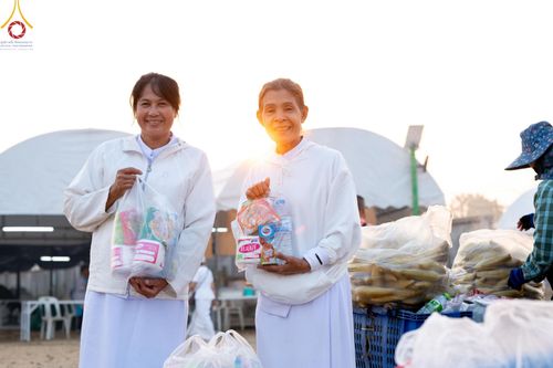 ภาพ No.201012:พิธีตักบาตรพระธรรมยาตรา ณ อนุสรณ์สถานลำดับที่ 5 สถานที่เผยแผ่วิชชาธรรมกายครั้งแรก อนุสรณ์สถานบางปลา วัดบางปลา อำเภอบางเลน จังหวัดนครปฐม ในโครงการธรรมยาตรา กตัญญูบูชา มหาปูชนียาจารย์ พระมงคลเทพมุนี(สด จนฺทสโร) พระผู้ปราบมาร อนุสรณ์สถาน 7 แห่ง ปีที่ 13