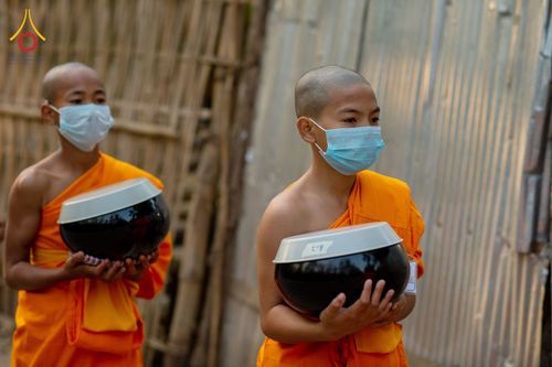 ภาพ No.76369:คณะสงฆ์และสามเณรบิณฑบาต ประเทศบังกลาเทศ วันที่ 11 กุมภาพันธ์ พ.ศ. 2566