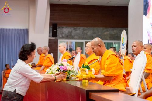 ภาพ No.218036:วันอาทิตย์ที่ 13 เมษายน พ.ศ. 2568 พิธีตักบาตรฉลองสามเณรใหม่ 75 รูป เนื่องในวันสงกรานต์ (โครงการบรรพชาสามเณรฟื้นฟูพระพุทธศาสนาทั่วไทย ประจำปีพุทธศักราช 2568) ณ ศูนย์ปฏิบัติธรรมระยอง(บ้านช่องลม) ตำบลบางบุตร อำเภอบ้านค่าย จังหวัดระยอง