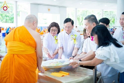 ภาพ No.268291:วันที่ 8 พฤศจิกายน พ.ศ. 2568 พิธีถวายภัตตาหารเมนูสวรรค์ เพื่อการบรรลุธรรม ณ หอฉันคุณยายอาจารย์ฯ วัดพระธรรมกาย