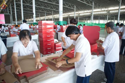 ภาพ No.210859:วันที่ 15 มีนาคม พ.ศ. 2568  บุญบรรจุกล่องไทยธรรม เพื่อถวายแด่พระสังฆาธิการ 40,000 กว่าวัดทั่วไทย ในวันคุ้มครองโลก 22 เมษายน พ.ศ. 2568