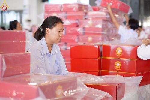 ภาพ No.214319:วันที่ 29 มีนาคม พ.ศ.2568 กิจกรรมใส่ถุงซิปกล่องไทยธรรม เพื่อรักษาความประณีตของกล่องไทยธรรม ในทุกสภาพอากาศ ณ บ้านแก้วเรือนทองคุณยาย วัดพระธรรมกาย