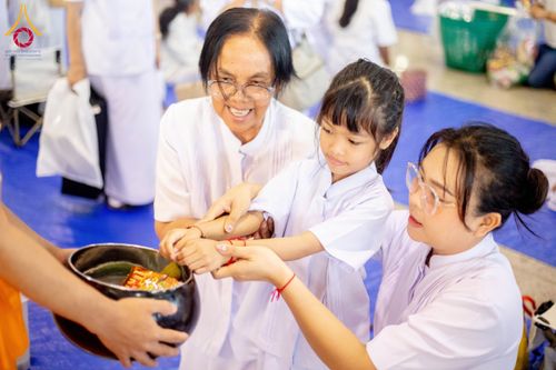 ภาพ No.209395:วันอาทิตย์ที่ 2 มีนาคม พ.ศ. 2568 พิธีตักบาตร ข้าวสารอาหารแห้ง ณ บ้านแก้วเรือนทองคุณยายฯ สภาธรรมกายสากล วัดพระธรรมกาย