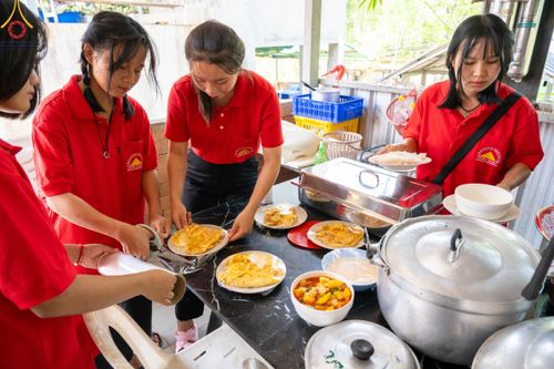 ภาพ No.140320:Photo Story มหัศจรรย์วัดดงดินแดง  EP.8  ภาพการเตรียมงาน การปฎิบัติงาน ของเหล่าผู้ทุ่มเทและเสียสละ เพื่อความสำเร็จของความมหัศจรรย์ ณ วัดดงดินแดง ต.ม่อนจอง อ.อมก๋อย จ.เชียงใหม่ วันที่ 1-7 เมษายน พ.ศ. 2567