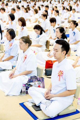 ภาพ No.251239:วันที่ 10 ตุลาคม พ.ศ. 2568 พิธีปฏิบัติธรรม ในวันคล้ายวันเกิด 141 ปี พระมงคลเทพมุนี (สด จนฺทสโร) พระผู้ปราบมาร ณ สภาธรรมกายสากล วัดพระธรรมกาย