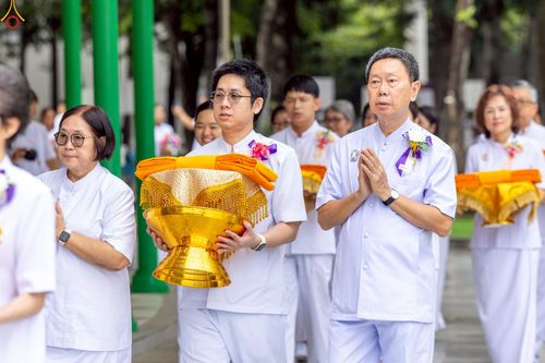 ภาพ No.227347:วันเสาร์ที่ 31 พฤษภาคม พ.ศ. 2568 พิธีเวียนประทักษิณรอบพระอุโบสถ ในพิธีอุปสมบท สามเณรเตรียม DCI รุ่นที่ 22 ณ อุโบสถพระไตรปิฎก วัดพระธรรมกาย