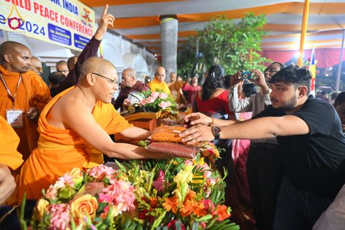 ภาพ No.179741:พิธีทอดกฐินสมทบ ณ วัดพุทธบังคลาเทศ (Bangladesh Buddhist Monastery, Bodhgaya)  เมืองพุทธคยา ประเทศอินเดีย วันที่ 11 พฤศจิกายน พ.ศ. 2567