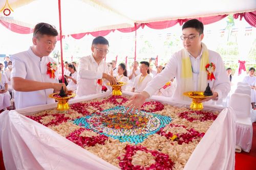 ภาพ No.104146:พิธีโปรยรัตนชาติ วางศิลาฤกษ์ สามเณรธรรมทายาทชาวอินโดนีเซียกว่า 1,000 รูป ณ มหาเจดีย์บุโรพุทโธ ประเทศอินโดนีเซีย ในวันที่ 21 ธันวาคม พ.ศ. 2566