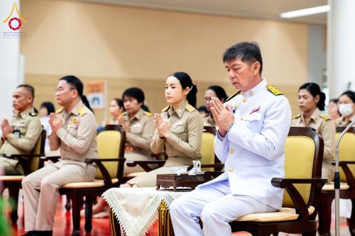 ภาพ No.208770:พระบาทสมเด็จพระเจ้าอยู่หัวทรงพระกรุณาโปรดเกล้าฯ พระราชทานภัตตาหารพระราชทาน แด่พระภิกษุ สามเณร ในการสอบบาลีสนามหลวง ณ วัดพระธรรมกาย วันที่ 22 กุมภาพันธ์ พ.ศ. 2568 ณ วัดพระธรรมกาย อำเภอคลองหลวง จังหวัดปทุมธานี