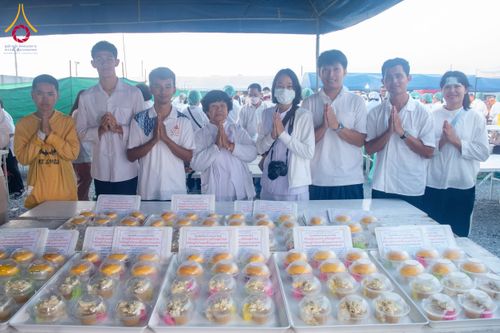 ภาพ No.201789:พิธีถวายภัตตาหารเป็นสังฆทาน แด่พระธรรมยาตรา ณ อนุสรณ์สถานบางปลา วัดบางปลา อำเภอบางเลน จังหวัดนครปฐม ในโครงการธรรมยาตรา กตัญญูบูชา มหาปูชนียาจารย์ พระมงคลเทพมุนี(สด จนฺทสโร) พระผู้ปราบมาร อนุสรณ์สถาน 7 แห่ง ปีที่ 13 วันที่ 26 มกราคม พ.ศ. 2568