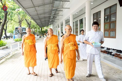 ภาพ No.230332:วันจันทร์ที่ 30 มิถุนายน พ.ศ. 2568 เจ้าอาวาสวัดพระธรรมกาย เยี่ยมอนุโมทนาให้กำลังใจ บุคลากรทางการแพทย์-เจ้าหน้าที่ผู้ปฏิบัติงาน โครงการรถตัดแว่นสายตาเคลื่อนที่สภากาชาดไทย เพื่อเด็กนักเรียนในชนบท พื้นที่จังหวัดปทุมธานี
