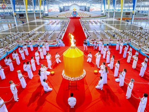 ภาพ No.233943:วันอาทิตย์ที่ 20 กรกฎาคม พ.ศ.2568 พิธีจุดเทียนใจ ไฟนิรันด์ อนันตชัย วัดพระธรรมกาย