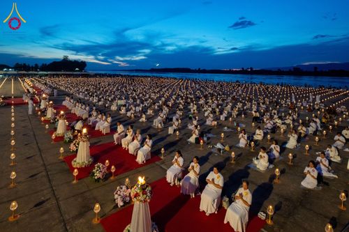 ภาพ No.162257:พิธีจุดประทีปโคมลาน ถวายเป็นพุทธบูชา สร้างความสว่างไสวให้กับแผ่นดินด้วยแสงธรรม วันพฤหัสบดีที่ 17 ตุลาคม พ.ศ. 2567 ณ พุทธอุทยานนานาชาติ จังหวัดหนองคาย