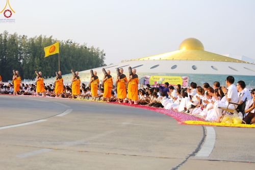 ภาพ No.201996:พิธีต้อนรับพระธรรมยาตรา ณ อนุสรณ์สถานลำดับที่ 7 สถานที่ขยายวิชชาธรรมกาย วัดพระธรรมกาย ต.คลองสาม อ.คลองหลวง จ.ปทุมธานี ในโครงการธรรมยาตรา กตัญญูบูชา มหาปูชนียาจารย์ พระมงคลเทพมุนี(สด จนฺทสโร) พระผู้ปราบมาร อนุสรณ์สถาน 7 แห่ง ปีที่ 13 วันที่ 26 มกราคม 2568