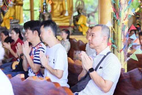 ภาพ No.168268:พิธีทอดกฐิน ณ วัดถนนโค้ง จ.ลพบุรี ในโครงการกฐินสามัคคีทั่วไทย 30,000 วัด บูชาธรรม 80 ปี หลวงพ่อธัมมชโย โดยคณะศิษยานุศิษย์วัดพระธรรมกาย วันที่ 20 ตุลาคม พ.ศ. 2567