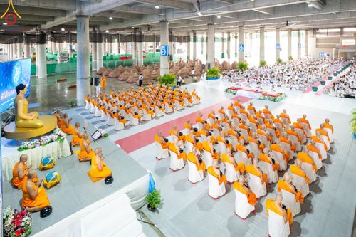 พิธีตักบาตรฉลองพระใหม่ รุ่นเข้าพรรษา ณ วิหารคด วัดพระธรรมกาย วันเสาร์ที่ 20 กรกฎาคม พ.ศ. 2567