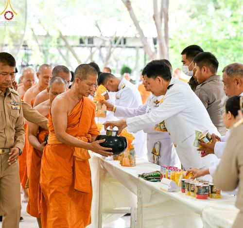 ภาพ No.138947:กิจกรรมเฉลิมพระเกียรติ สมเด็จพระนางเจ้าฯ พระบรมราชินี เนื่องในโอกาสวันเฉลิมพระชนมพรรษา พิธีเจริญพระพุทธมนต์ , ทำบุญตักบาตรพระสงฆ์ ถวายพระราชกุศล , พิธีถวายเครื่องราชสักการะ , และพิธีจุดเทียนถวายพระพรชัยมงคล วันที่ 3 มิถุนายน พ.ศ. 2567 ณ อาคารโถงช้าง วัดพ