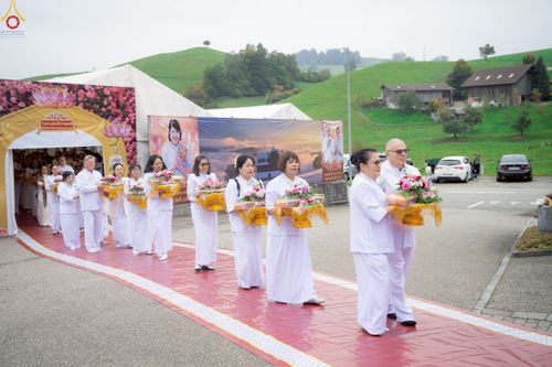 ภาพ No.256026:วันที่ 12 ตุลาคม พ.ศ. 2568 พิธีทอดกฐินวัดพระธรรมกายสวิตเซอร์แลนด์  ณ หอประชุมโรงเรียน Obergoldbach เมือง Bern ประเทศสวิตเซอร์แลนด์