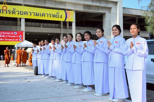 ภาพ No.219260:บรรยากาศการเดินทางเข้าวัดพระธรรมกาย , การต้อนรับปฏิสันถาร , การฉันภัตตาหารเช้า , การลงทะเบียนพระสังฆาธิการ  เนื่องในวันคุ้มครองโลก พิธีถวายมหาสังฆทานคณะสงฆ์ 40,000 กว่าวัดทั่วประเทศ ณ วัดพระธรรมกาย