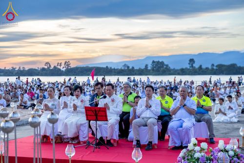 ภาพ No.250434:วันอังคารที่ 7 ตุลาคม พ.ศ. 2568 พิธีจุดประทีปบูชาพระรัตนตรัย ณ ลานธรรมปทุมรัตน์ธรรมเจดีย์ พุทธอุทยานนานาชาติ อ.โพนพิสัย จ.หนองคาย