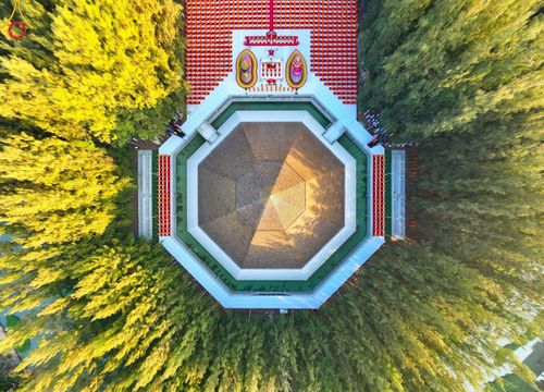 ภาพ No.190093:พิธีจุดประทีปถวายเป็นพุทธบูชา และบูชาธรรมมหาปูชนียาจารย์ ณ อนุสรณ์สถานมหาวิหารพระมงคลเทพมุนี (โลตัสแลนด์) อ.สองพี่น้อง จ.สุพรรณบุรี ในโครงการธรรมยาตรา กตัญญูบูชา มหาปูชนียาจารย์ พระมงคลเทพมุนี(สด จนฺทสโร) พระผู้ปราบมาร อนุสรณ์สถาน 7 แห่ง ปีที่ 13