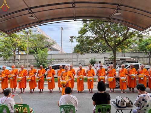 ภาพ No.136030:พระธรรมทายาท โครงการบวชพระนานาชาติ AEC & WAB ผู้บริหารรุ่นที่ 2 บิณฑบาต ณ หอฉันคุณยายอาจารย์ฯ เมืองแก้วมณี หมู่บ้านแก้วพุทธรักษา วันที่ 28 เมษายน พ.ศ. 2567