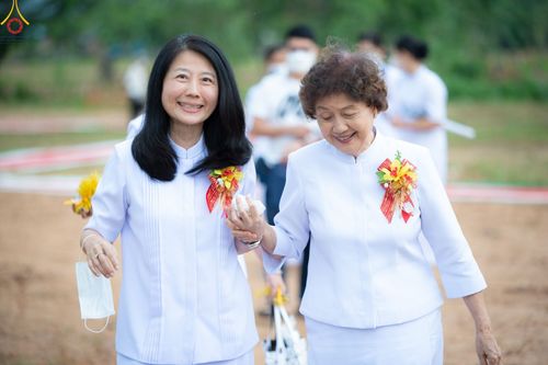 ภาพ No.84361:พิธีทอดผ้าป่า พิธีอัญเชิญปฐมรัตนปฐวี และพิธีตอกเสาเข็มต้นสุดท้าย เพื่อสถาปนาอาคาร 80 ปี หลวงพ่อธัมมชโย ณ ศูนย์ปฏิบัติธรรมวิหารแดง ตำบลเจริญธรรม อำเภอวิหารแดง จ.สระบุรี  วันที่ 23 กรกฎาคม พ.ศ. 2566