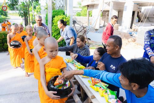 ภาพ No.57833:กิจกรรมบิณฑบาตของสามเณร โครงการบรรพชาสามเณร ฟื้นฟูพระพุทธศาสนาทั่วไทย ธุดงคสถานชลบุรี ณ ชุมชนบ้านห้วยเหียน ตำบลบ่อวิน  อำเภอศรีราชา จังหวัดชลบุรี วันที่ 27 เมษายน พ.ศ. 2567