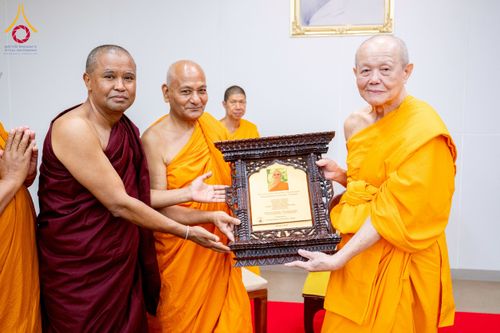 ภาพ No.222698:วันที่ 23 เมษายน พ.ศ. 2568 หลวงพ่อทัตตชีโวต้อนรับคณะสงฆ์เนปาล ณ อาคาร 100 ปี คุณยายมหารัตนอุบาสิกาจันทร์ ขนนกยูง วัดพระธรรมกาย