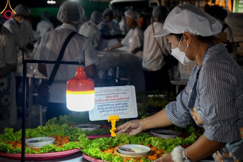 ภาพ No.108074:พิธีถวายภัตตาหารเป็นสังฆทาน แด่คณะพระธรรมยาตราฯ ในโครงการธรรมยาตรากตัญญูบูชา มหาปูชนียาจารย์ พระมงคลเทพมุนี(สด จนฺทสโร) พระผู้ปราบมาร อนุสรณ์สถาน 7 แห่ง ปีที่ 12 วันที่ 8 มกราคม พ.ศ. 2567 ณ อนุสรณ์สถานมหาวิหารพระมงคลเทพมุนี (โลตัสแลนด์) อ.สองพี่น้อง จ.สุ