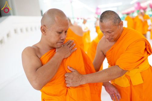 ภาพ No.244770:วันเสาร์ที่ 6 กันยายน พ.ศ. 2568 พิธีถวายบาตร บรรพชา อุปสมบทของนาคธรรมทายาท โครงการอุปสมบทหมู่บูชาธรรมครบรอบ 108 ปี  วันครูผู้ค้นพบวิชชาธรรมกาย ณ โบสถ์พระไตรปิฎก วัดพระธรรมกาย